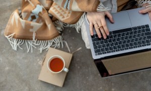 Woman wearing a shawl while on the computer